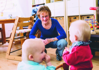 ehrenamtlihe kümmert sich bei wellcome um zwei kleinkinder um familie zu entlasten