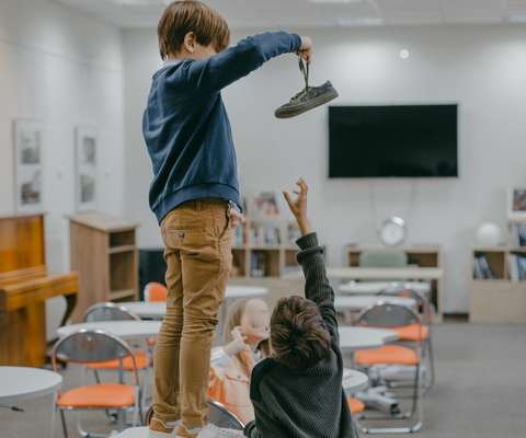 Kinder wird von Mitschülern gemobbt