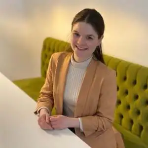 ehrenamtskoordination sarah goll vom bündis gegen depressionen am tisch sitzend