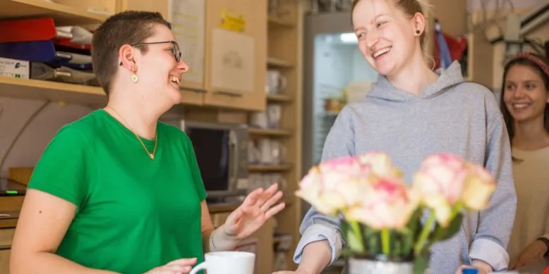 Andrea lacht mit Kollegin