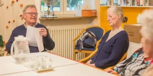 lyrikstunde im seniorenheim mit ehrenamtlichem