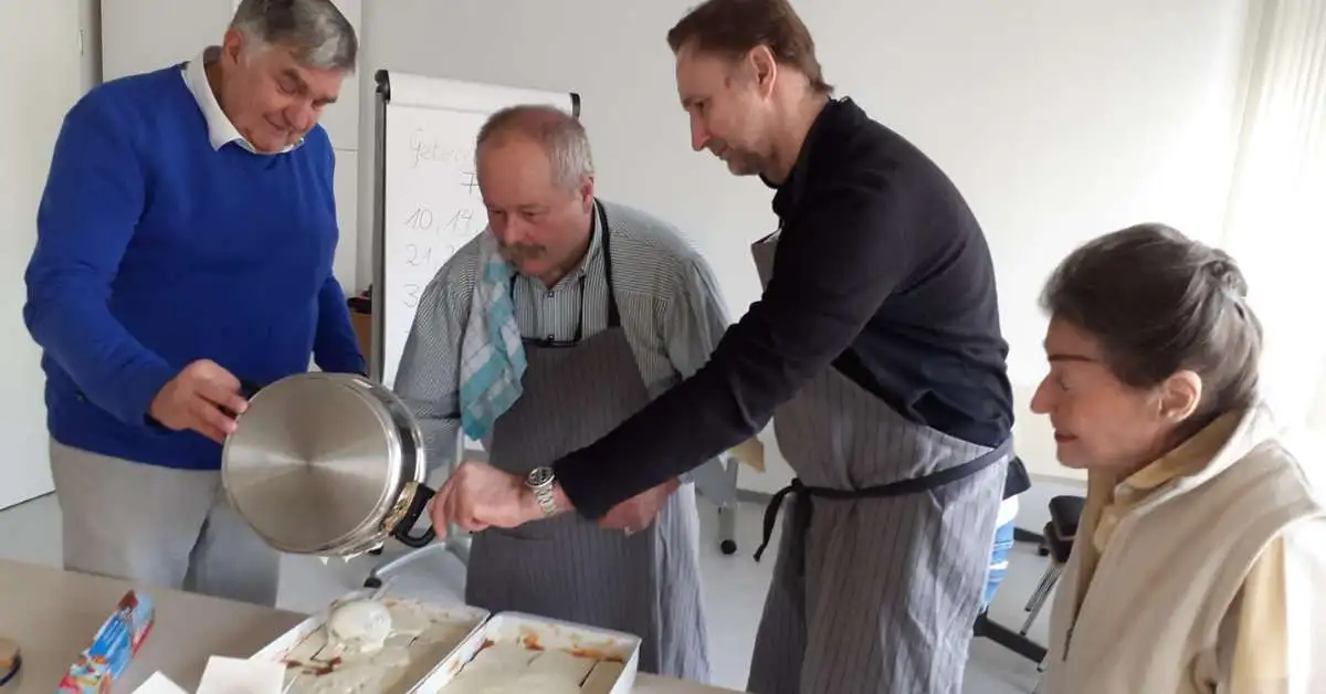 Werner mit seiner Kochgruppe | 