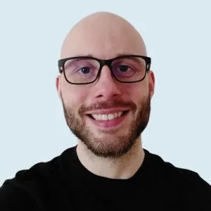 porträtfoto von eric, junger mann mit glatze, brille und bart