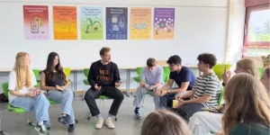 Freiwillliger Jais spricht im YAM Workshop mit Schüler:innen über mentale Gesundheit