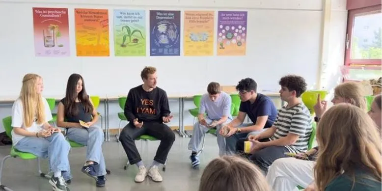 Freiwillliger Jais spricht im YAM Workshop mit Schüler:innen über mentale Gesundheit