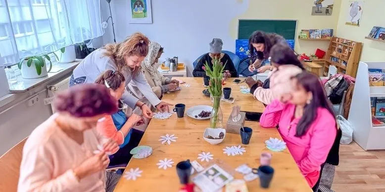 gruppe frauen trifft sich im sprachcafe des frauentherapiezentrums