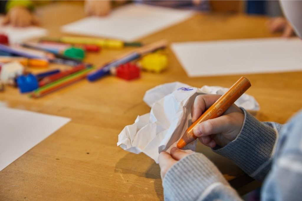 kind übt im rahmen des projektes kritzelpaten seine feinmororik