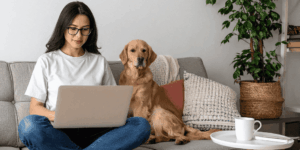 Junge Frau arbeitet am Laptop für ihr Ehrenamt von zu Hause aus